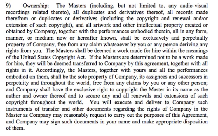 Ejemplo de cláusula alarmante: Garantiza a la discográfica el acceso continuo a las grabaciones una vez finalizado el contrato.