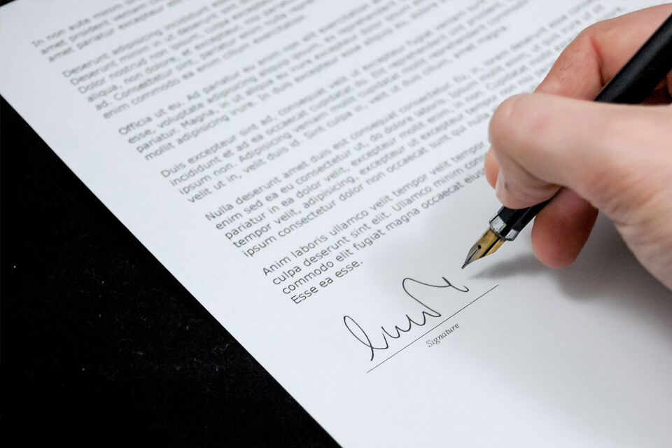 Unterzeichnung eines Plattenlabelvertrags