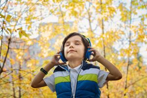 Praticar uma escuta ativa é um ótimo jeito de descobrir como compor uma música