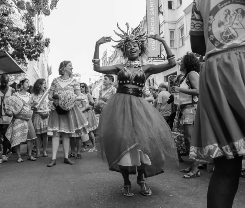 Des gens dansant lors d'un festival de rue illustrant l'influence de la migration et des festivals de musique sur la fusion des genres musicaux au-delà des frontières pour créer une scène musicale diversifiée
