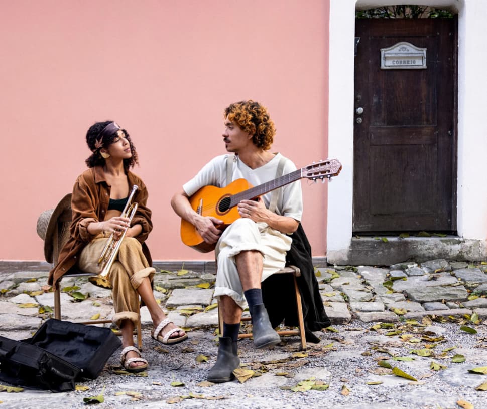 Two musicians collaborating. 