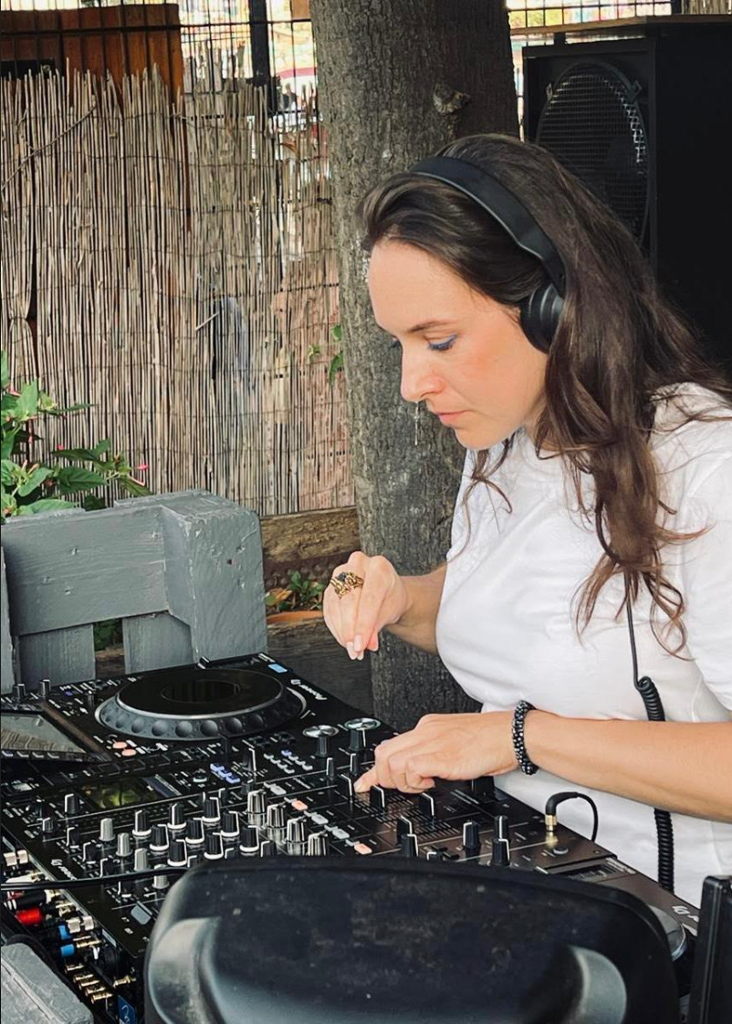 Margot Minet pendant son DJ set au tremplin Jardin 21 x Groover